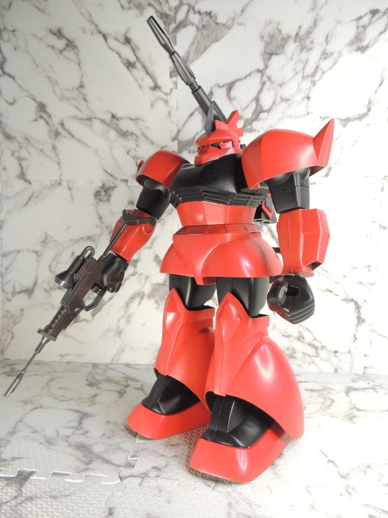 旧キットなので接着が必要になるのですが、塗装してから組み付けで接着するので大変でした