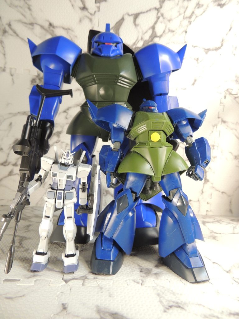 全長は32cmMGのゲルググは配色を見るために買った組み立て済みジャンク品で、比較の為に置きました