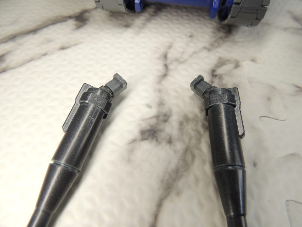 肩のキャノン砲はポリキャップを仕込み、ビームサーベルを格納する隙間に差し込んでるので砲身を自由自在に向きを変えられます