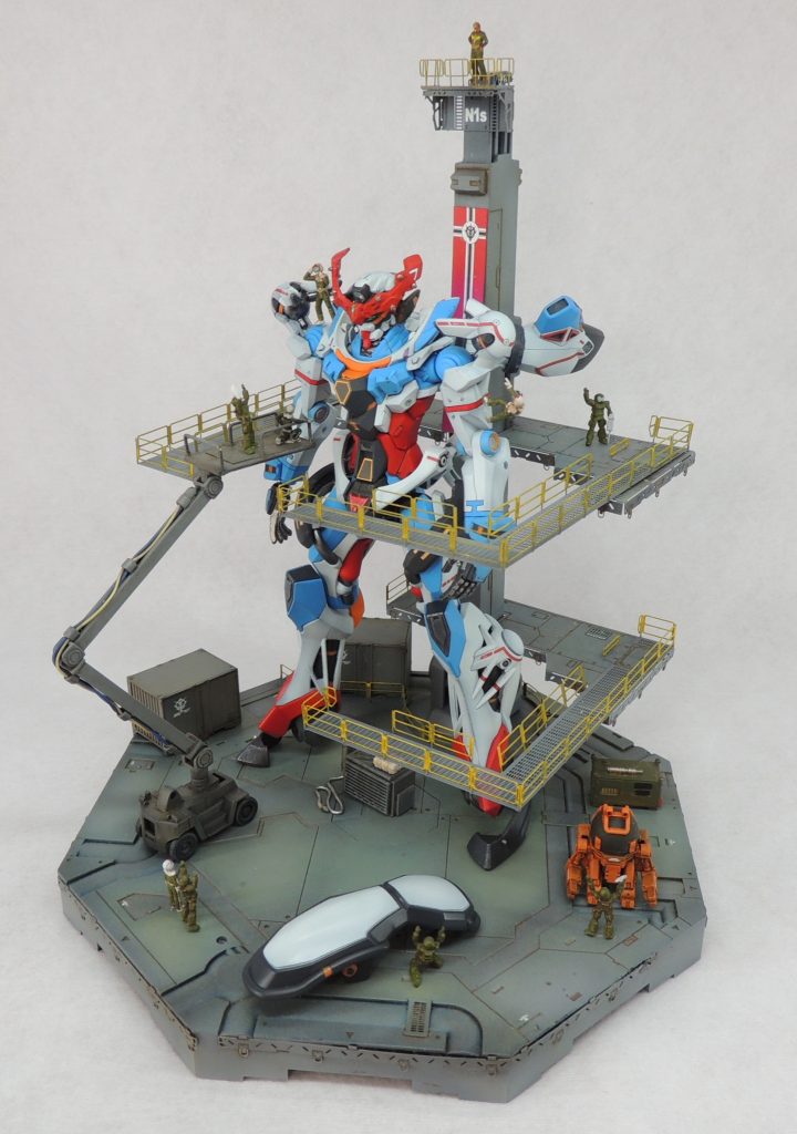 以前製作した、1/144シャア専用ザクのカットモデルのベースを流用して撮影しました。ビルダーズパーツ等を使用してジオン軍兵士を配置しています。キャットウォークは、エッチングパーツ製です。