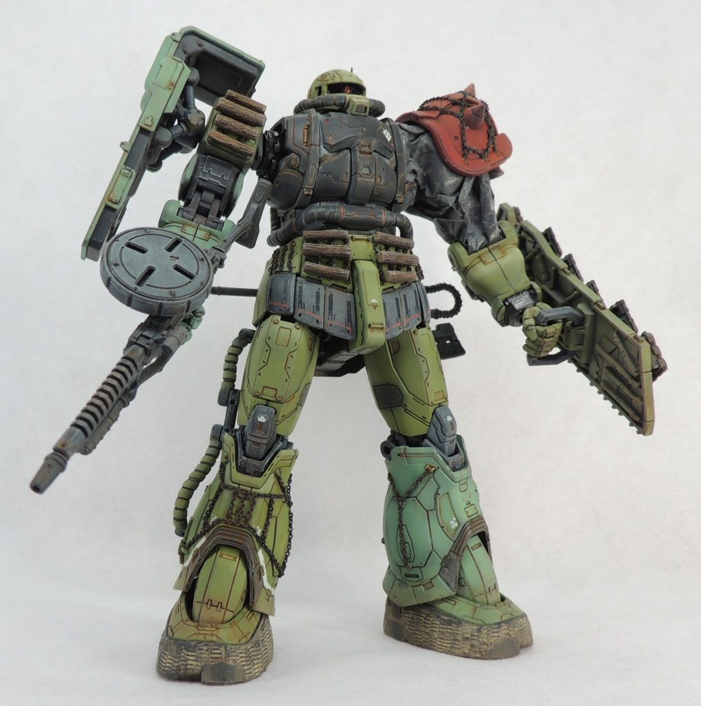 ■胴体:説明書どおりに製作し、上半身はグレー一色としました。個体差なのか、型のボールジョイントがきつかったので、ボール部分を少し削り込んで調整しています。