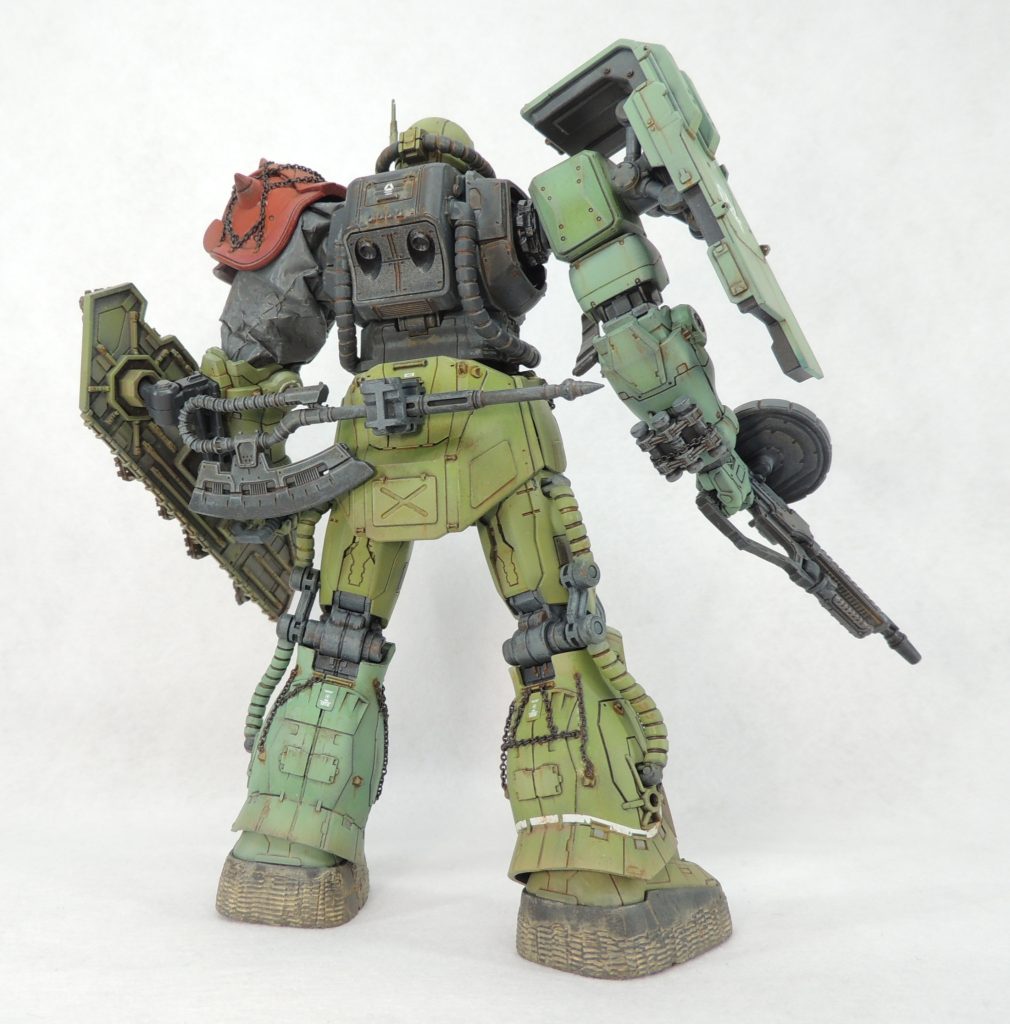 ■頭部:アンテナを0.5mmΦ真鍮線に置き換え、アンテナの根本に1.0mmΦスプリングを通して接着しました。モノアイは塗装後、表面に透明レジンを塗布して紫外線ライトを照射。クリアパーツのような質感に変更しました。