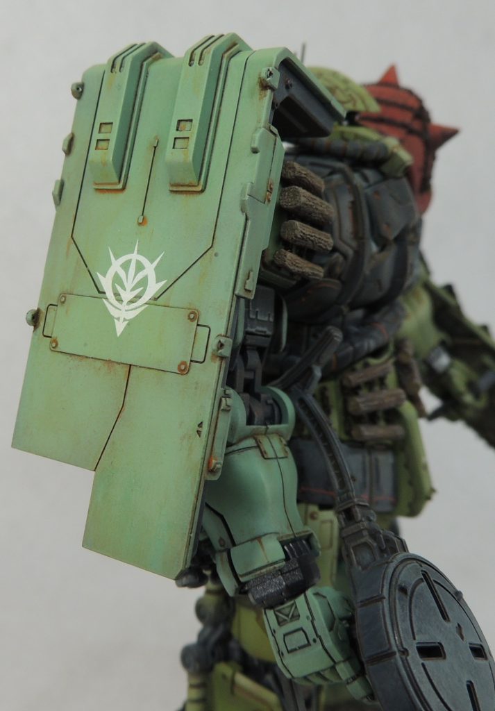 ■シールド:四隅のフックを取り付ける部分に、ピンバイスで0.5mmΦの穴を空けました。ボルトのモールドを削り落とし、ウェーブの「NEW R・リベット」の極小ボルトに置き換えています。