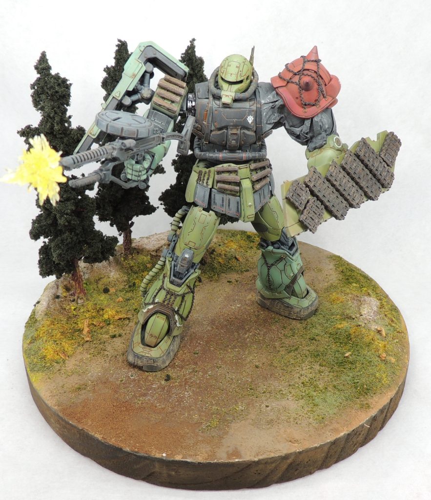 ■右腕:組立説明書によると、ソラリ機のキットでは左足に装着するミサイル・ポッドが、本機では右前腕に接着するようになっています。強度を確保するために、1mmΦ真鍮線で軸打ちを行いました。■左腕:組立説明書に沿ってカバーを取り付けた後、ショルダー・アーマーのボールジョイント部分や左前腕のダボ穴の箇所を切り欠いて、可動しやすいように調整しました。