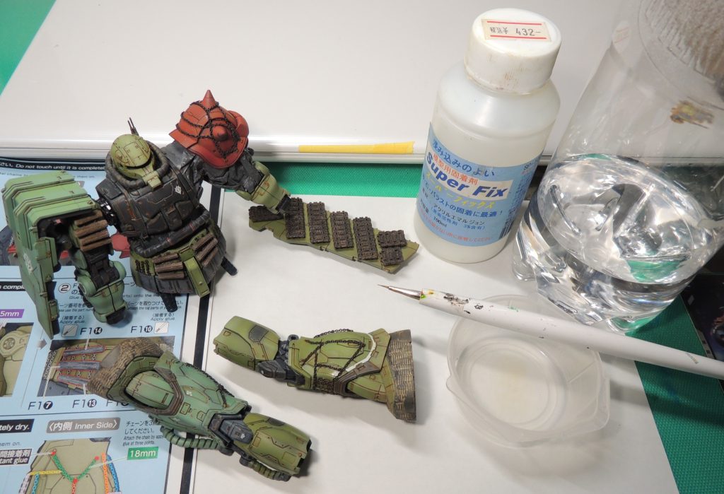 ■金属チェーンの取付(その2):組立説明書に指示はありませんが、瞬間接着剤でチェーンを固定した後、スーパーフィックスを水で溶き、チェーンに塗布しました。乾燥後はツヤ消しとなり、全てのチェーンを綺麗に固着させることができました。