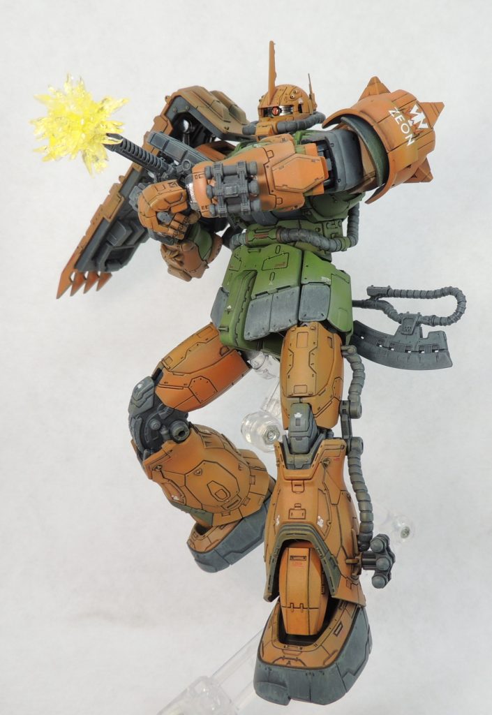 ザク・マシンガンのマズル・フラッシュは透明プラ板とプラパイプで自作しました。ニッパーで乱雑に透明プラ板を切り、透明プラパイプに瞬間接着剤やUVレジンで固定。ザク・マシンガンの先端に差し込むことで、射撃時のエフェクトパーツになります。