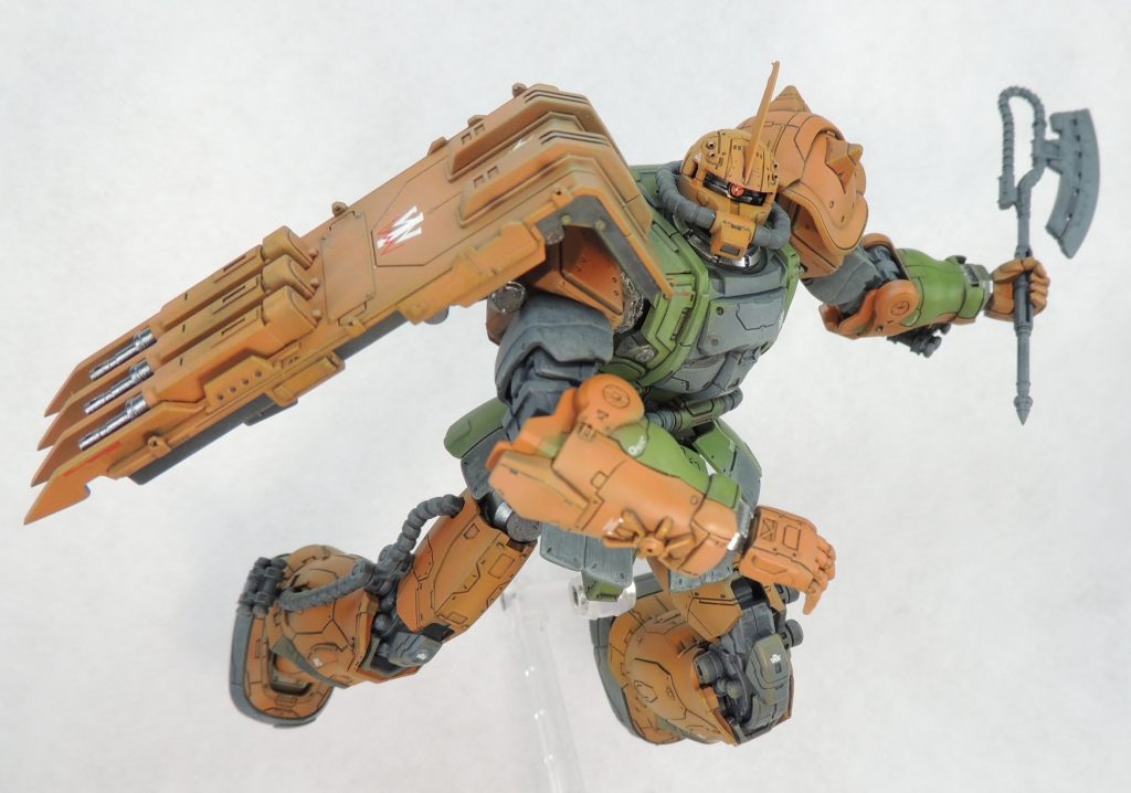 足の付け根の軸が可動するため、大胆なポージングも可能です。塗装は、サフ吹き後、ラッカー系塗料の基本色をエアブラシで吹き付け、乾燥後に茶系のエナメル系塗料によるウォッシングを行いました。拭取り後、明度を調整したエナメル系塗料と大きめのセーブル筆でドライブラシを行い、立体感を強調しています。