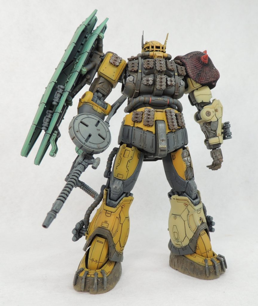 ■兵装：劇中同様、ザク・マシンガン、ヒート・ホーク、3連装ミサイルポッド×4(腕部×2、脚部×2)、ミサイル×4(二重装甲の盾にサンドイッチ状態で装備)を製作しました。なお、ディスプレイ時の表現の幅を広げるため、ヒート・ホークはノーマルの状態と、赤熱化した状態の２本を作りました。