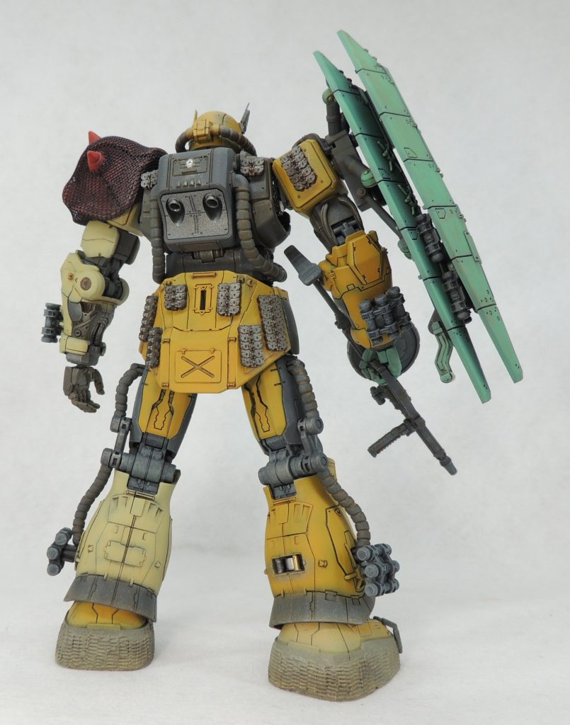 ■カラーリング：無識別型は本来のザクⅡソラリ機と色使いが異なる部分が散見されます。主な調色は以下のとおりです。①頭部・本体等　ミドルストーン＋オレンジ②左腕・左足　ダークイエロー＋ホワイト③二重装甲・右手　松葉色＋ホワイト④上半身・すそ等　メカサフスーパーヘヴィ※仕上げにウェザリングすることを念頭に置き、明るめに調色しました。