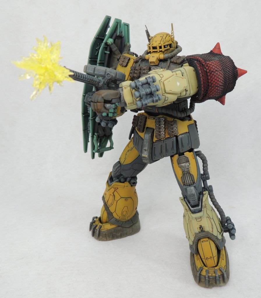 　透明ランナーとクリアイエローで自作したマズルフラッシュのエフェクトパーツを装着した状態です。無識別型の新規パーツは、ソラリ機の元キットの可動に影響がありませんが、唯一、右肩の側面パーツが二重装甲の動きを制限します(個人的には、右肩のコードのパーツは無くてもよい気がします)。