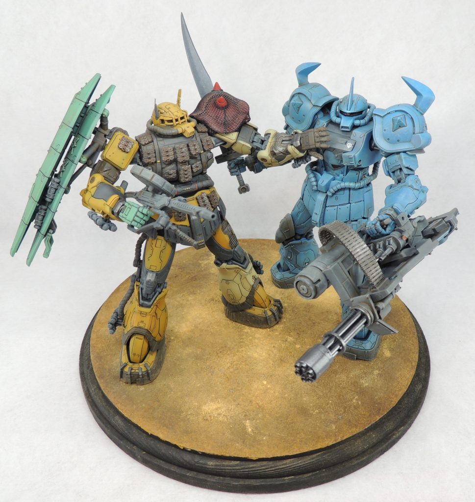 今まさにガンダムEXを攻撃しようとするグフカスタムと、それを制止しようとするソラリ機を再現してみました。