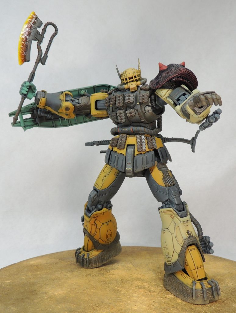 　劇中では、ガンダムEXのビーム・サーベルによる斬撃を受け止めることができるビックリ兵器(！)のヒート・ホークでした。赤熱化の部分は、レッド→オレンジ→ホワイト→クリアイエローの順に刃に吹き付け、仕上げにUVレジンをごく薄く塗布してコートしました。　なお、肩の接続部品のストッパーを削ることで、写真のように大胆に両腕を広げることができます。