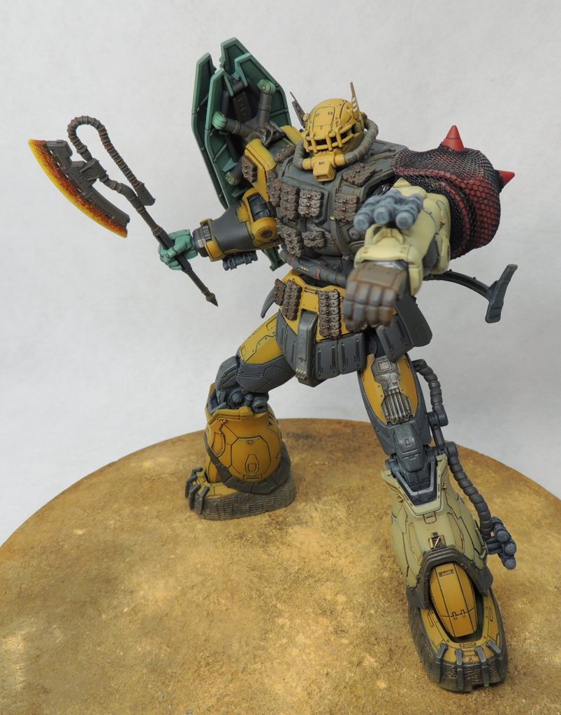 赤熱化したヒート・ホークを構えて簡易ベースにディスプレイ。塗り分けが必要な箇所が多々ありますが、後でウェザリングすることを踏まえて厳密なマスキングは行っておらず、エアブラシの細吹きで境い目をぼかして表現しました。