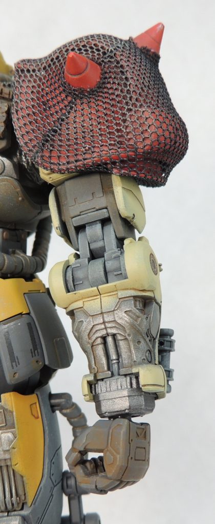 ■左腕部：円錐形のスパイクが付いた肩アーマーに、付属のメッシュを被せました。手首から肘までは、内部構造がうかがえる状態の新規パーツに換装。左腕は別の機体から流用したことが分かるように、本体とカラーを変えました。左手はグレーで塗装。3連装ミサイルは1.0mmΦ真鍮線で固定。