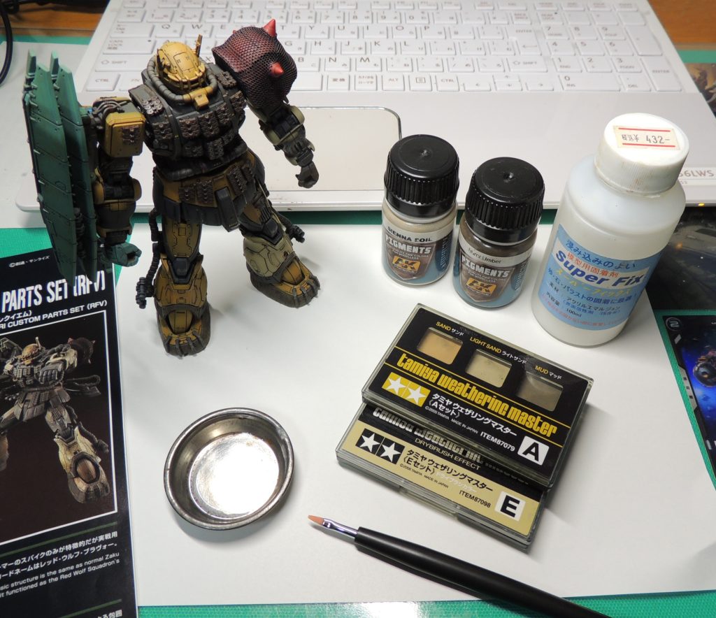 ■ウェザリングについて：２種類のAKインタラクティブのピグメントをスーパーフィックスと水で溶き、足回りを中心に筆で叩き付けるようにしてこびりついた泥表現を行いました。その他、エナメル塗料によるウォッシングや雨だれ表現、Mrウェザリングカラーのスポットイエロー等による色味の変化や退色表現、銀ブラシ等々、様々なマテリアルを試してみました。