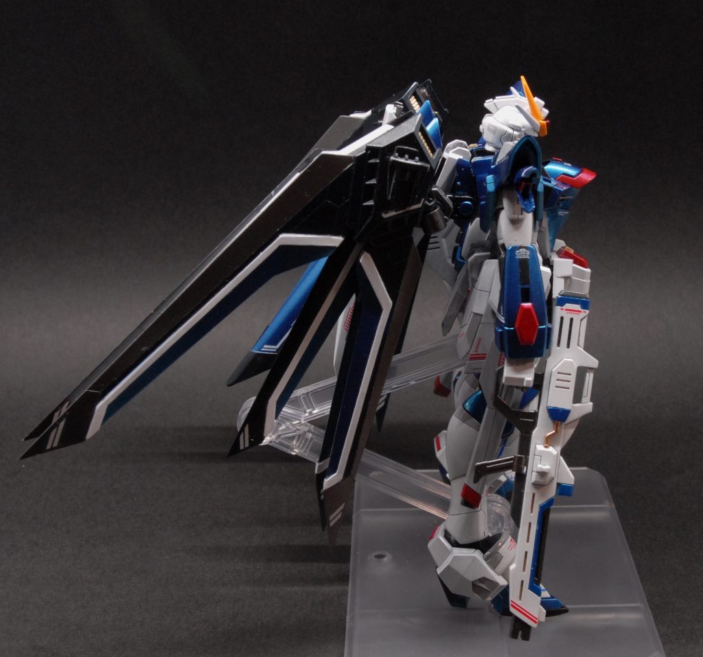 ウイングの白線は継ぎ目がどうやっても残るので、0.3mmプラバンを切り出して接着しました。ステッカーを使わずにやりたかったので。。。しかしこれも時間がかかりました。粗も目立ちますが、見栄えはよくなったかと。