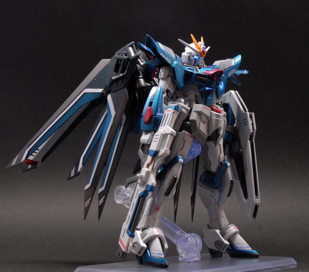 ウイングは斜めになっている部分も塗分けています。この角度だとわかりますね。塗分けが4色になりさらに大変でした。何回かマスキングにも失敗してはみ出してしまい、やり直しも発生しました。ともかく時間がかかりました。