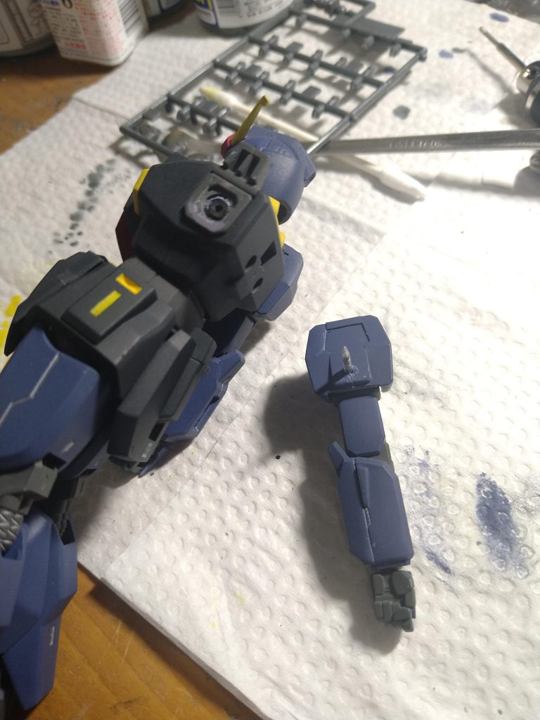 途中で、腕の連結部分が、もげてしまいました。肩部分にゴムをしこみ、腕に釘を付けて、なんとか直しました。