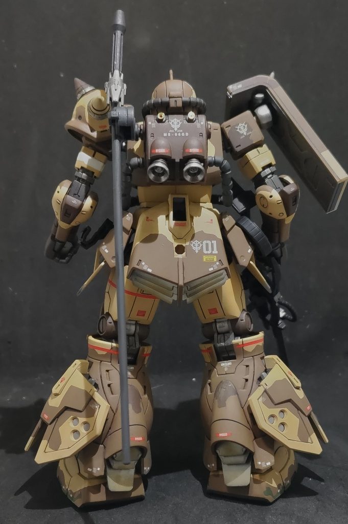 デカールの色と合わせるのは難しいので、マスキング塗装で再現しました。 デカールにマスキングテープを貼り、アウトラインを取り、輪郭を切り取り、それを貼り込んで塗装、の繰り返しです。わりと面倒ですが、設定画でしっかり決められているデザインなので、正確に再現できたときの達成感はひとしお。根気よく取り組みました。