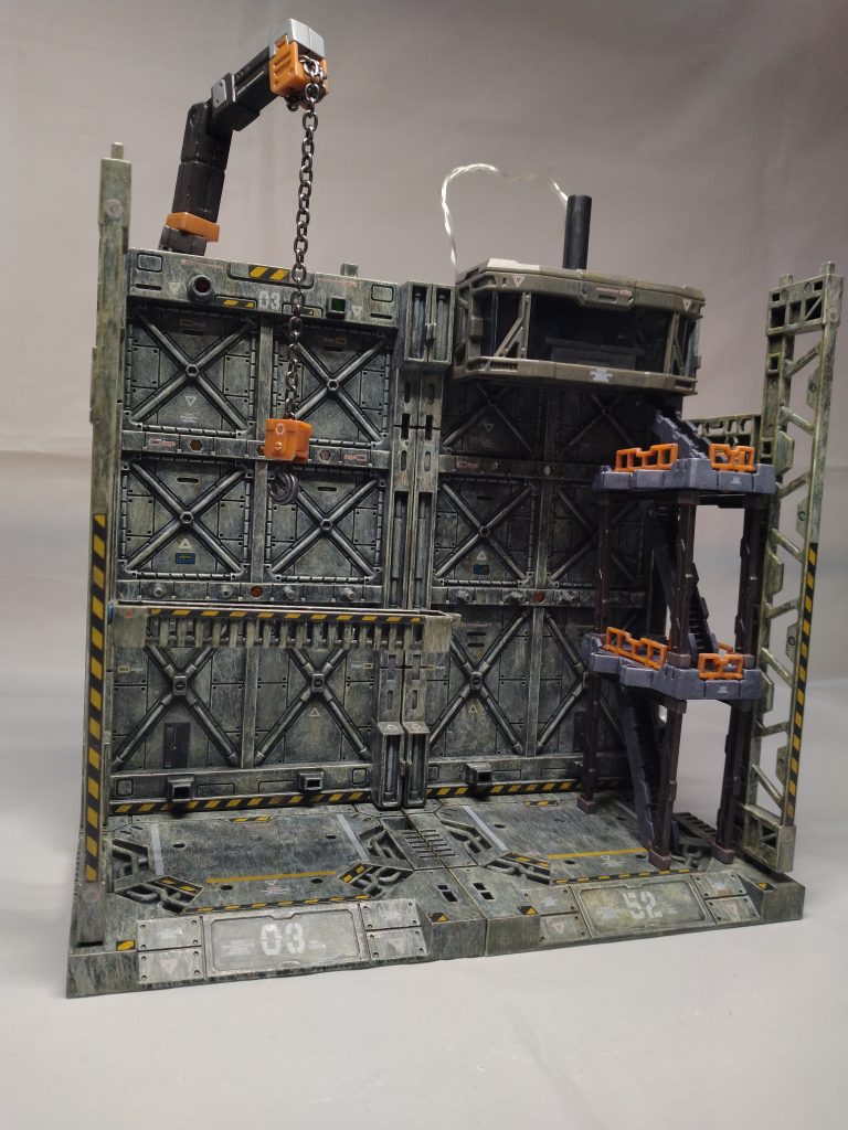 しばらく素組で放置してたのですが、クレーンやらステッカーやら販売してて驚き。せっかくなので塗装してみようと。