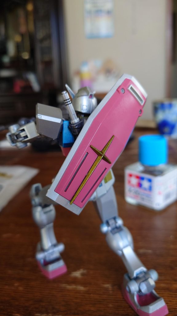 シールドの十字はガンメタにクリアイエローで塗ってみました。