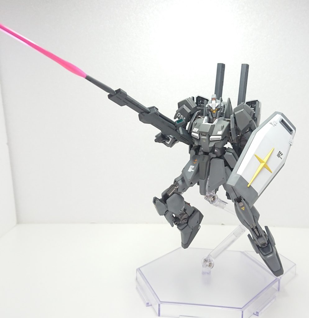 ビームライフルΖガンダムが装備していたものと同型のビームライフル、ロング・ビームサーベルとして使用することができるのも変わらない。