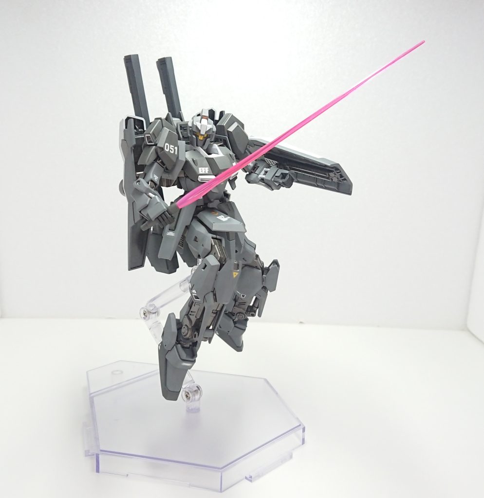 ビームサーベル標準的な性能のビームサーベル、普段はサイドアーマーのラッチに収納されている。本体外装にΖガンダムの設計データが流用されているとされているが、当機体のサイドアーマー+ビームサーベルはビームガンとしての機能を有していない。 ここまで脳内設定