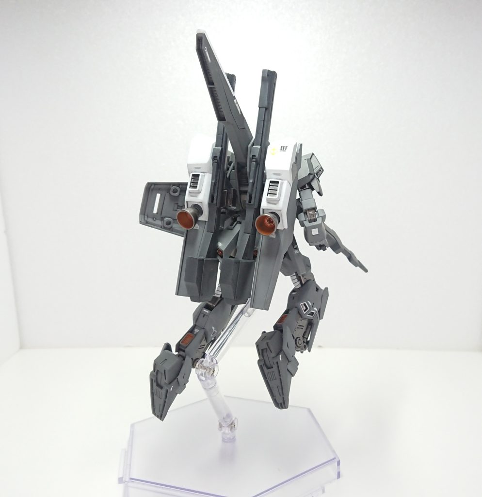 背面配備当初この機体の背面はΖガンダムと同型のロングテール・バーニア・スタビライザーとその左右に簡易ウェポンハンガーがあるのみだったが、U.C.0096年頃に行われた近代化改修時にリゼルのボックスユニットバックパックを改造したものに取り換えられている、この時の魔改造ともいえる改修により短時間ではあるものの飛翔が可能なほどの推力を誇る。ロングテール・バーニア・スタビライザーとボックスユニットバックパックの間にはウェポンハンガーが設けられており、クレイバズーカを2丁マウントしている。