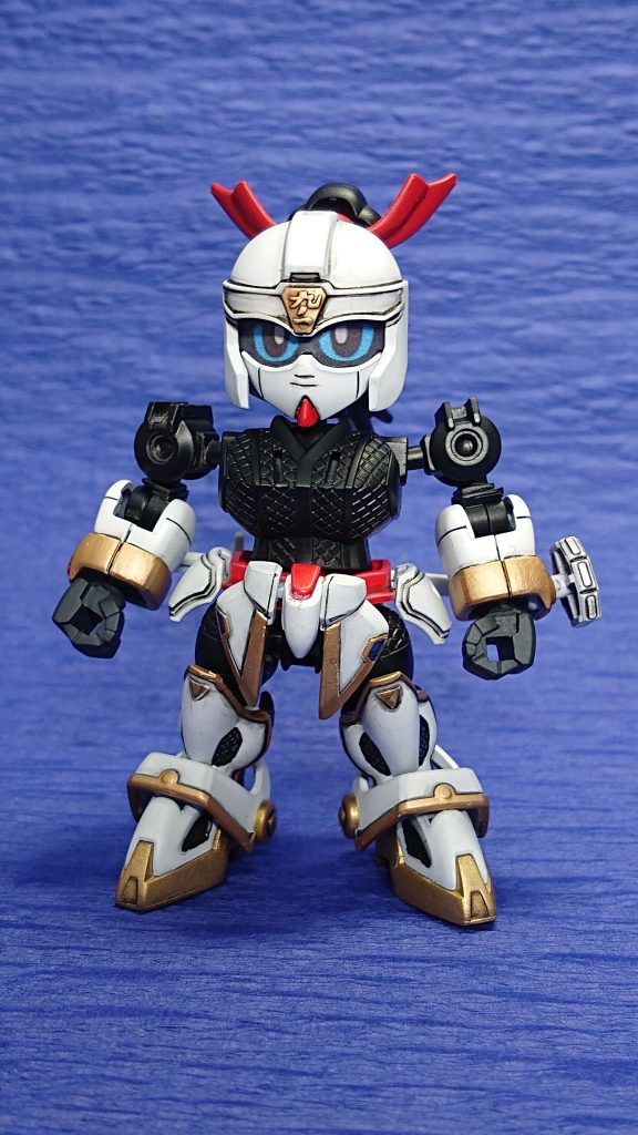 軽装タイプ今回は腹部、フロントスカート、そしてつま先を加工しました。少し屈んだような姿勢とのけぞりができるようになってます。ほかには首パーツの干渉部分を切り、よりうつむくような姿勢ができます。肘・膝の可動のため関節は全部加工してます。太ももの網目も押さえています(笑)またフェイス部分のへの字スリットも従来のものから大き目になるよう加工。目はこれも好みで従来のBB戦士のシンプルなスタイルにしましたがまつ毛でちゃんと女の子に見えます。