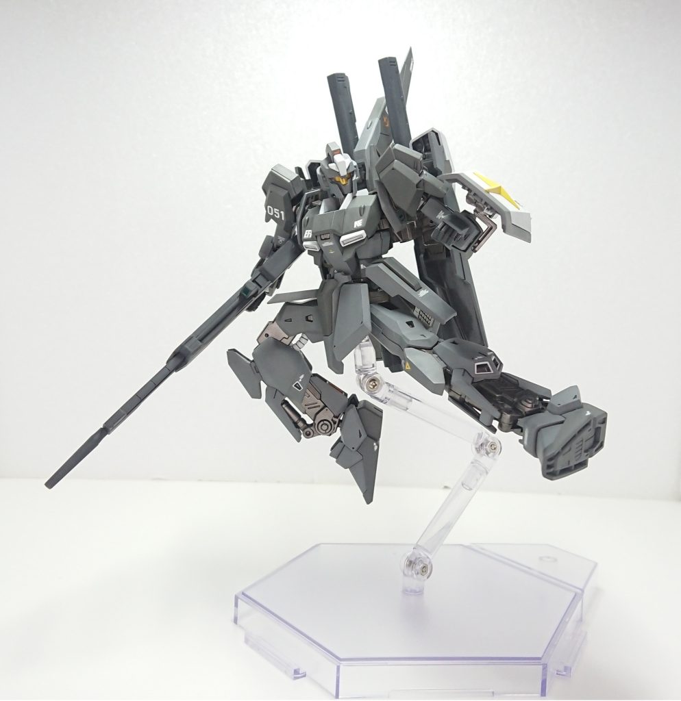 この基地には戦力強化や武装の補充などの名目で様々な兵器が持ち込まれる、たしかに新型機や強力な火器の配備も行われてはいるが、稼働テストが終わった試作MSや試験兵装などを押し付けるゴミ捨て場として扱われてしまっていることも事実である、この機体もそのうちの一つであり、グリプス戦役後期にAE社が複数のMSの設計データを流用して製造したテスト用MSで、携行火器やバックパックの試作品の試験運用を行っていたとされている。「テスターG1」は機体名ではなくテスト運用時に付けられていた愛称だったが、正式な機体ではなく型式番号も機体名も無かった本機の名としていつの間にか定着していた、なお現在は現パイロットによって「デイジー」という別の愛称がつけられている。