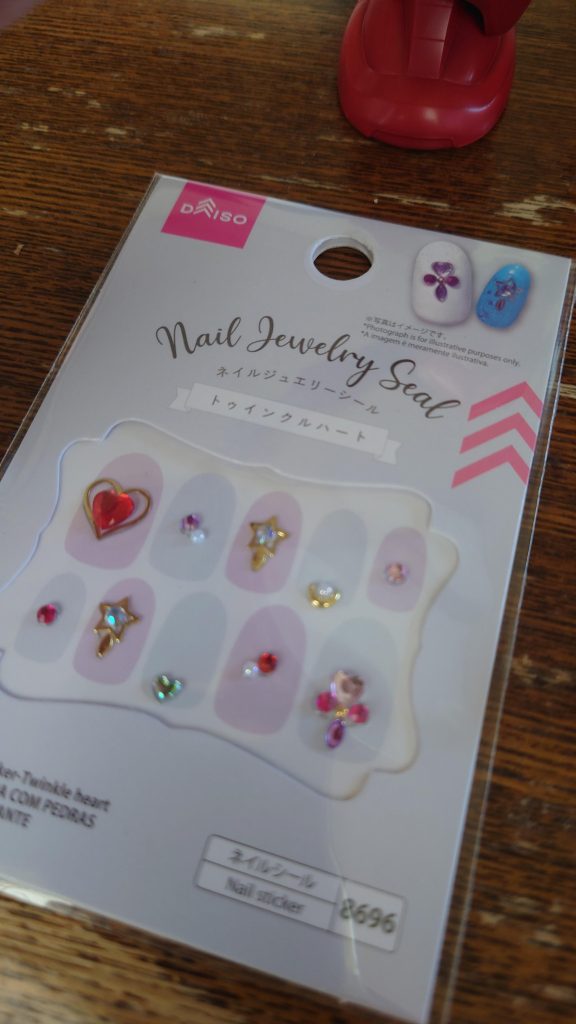 目はこれを加工して使っています　反射で光らせるのに良いですよ