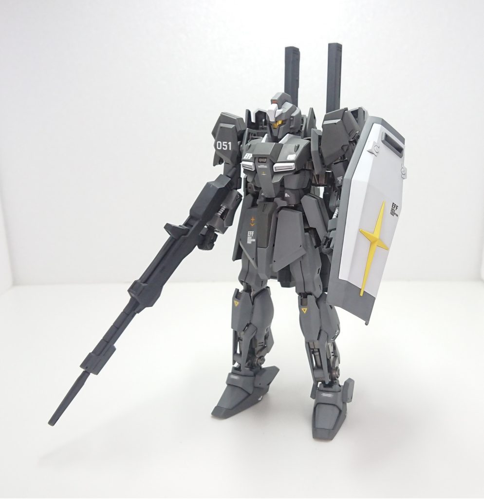 正面元々はガンダムタイプの頭部だったがU.C.0096年頃に行われた近代化改修時にリゼルの物に取り換えられている、また、シールドは本機専用の物を装備していたものの予備も含め全て損失してしまったため、現在はジムⅡなどが装備する連邦軍機標準のシールドを装備している。