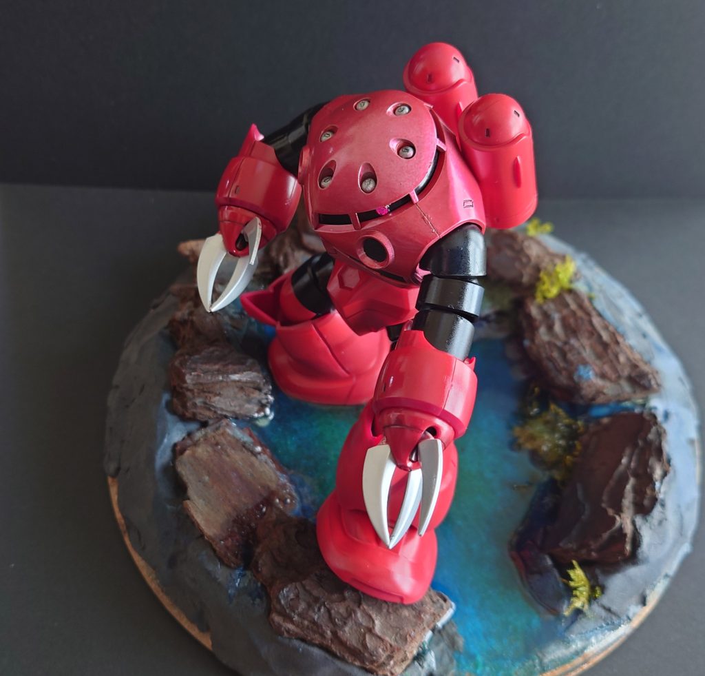 ズゴックは胴体部はシルバーにクリアレッド　手足はガンダムレッド　伸縮部はただのブラックで塗装してあります。　爪のシルバーは白っぽくなってしまいました。ノーマルシルバーでなくリーフシルバーのが良かったかもしれません。