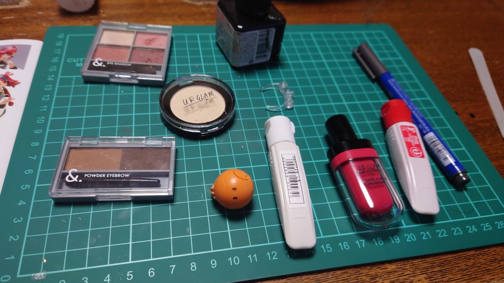 今回使用した　道具です。口紅とアクリル絵の具で塗装して肌は化粧品