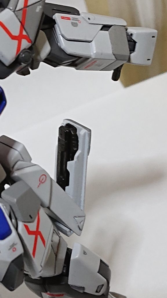 トップコートは半光沢ですメインカメラには前後、100均のクリアーの水色のブロックを削り出して貼り付けていますアーマーシュナイダーを折り畳み優先で、いい加減な寸法で作ったため、キットやOPパーツのハンドでも持てず、仕方なくOPパーツの平手から専用持ち手を作成、せっかくなので親指を立たせました