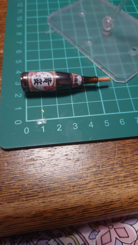 一升瓶は１００金ですが持てないのでランナー加工してみました