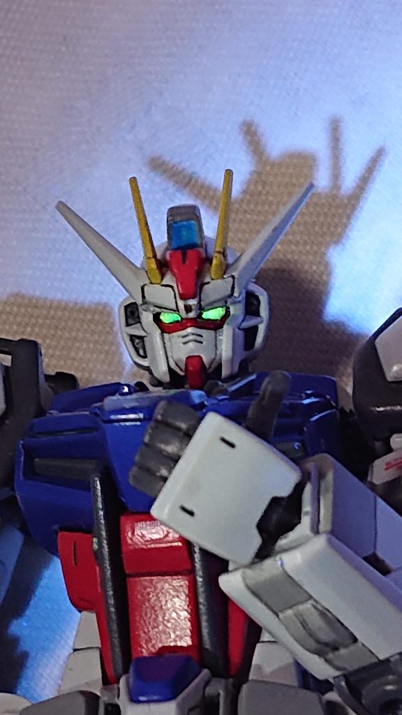 目は蛍光イエローで塗った上に、オーロラシール?を貼ってみたところ緑に光るようになってしまいました今度はバックパックを3種類買えたので、作って行きたいと思いますご覧頂きありがとうございました