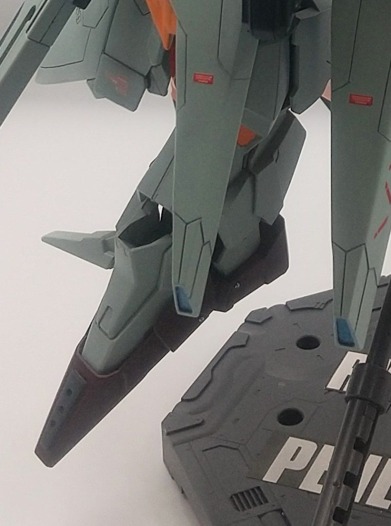 足にプラ板、メタルボールでディティール追加。