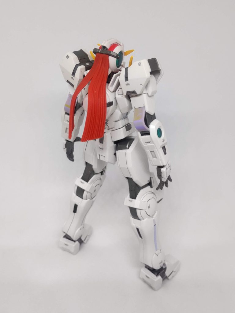 背面。赤いコードがやはり特徴的ですね。よくこれが無ければ〜なんて聞いたりもしますが、プレーンな素体に特徴的なパーツで印象深いので、個人的には好きです。