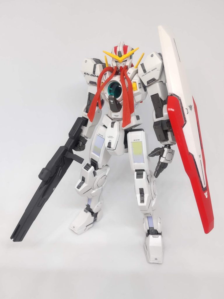 武装をつけて。一気に普通のガンダムらしくなりますね。装備からプルトーネの系譜を感じます。ヴァーチェのキャノンも作ってあげたかった…また今度ヴァーチェと一緒に…!