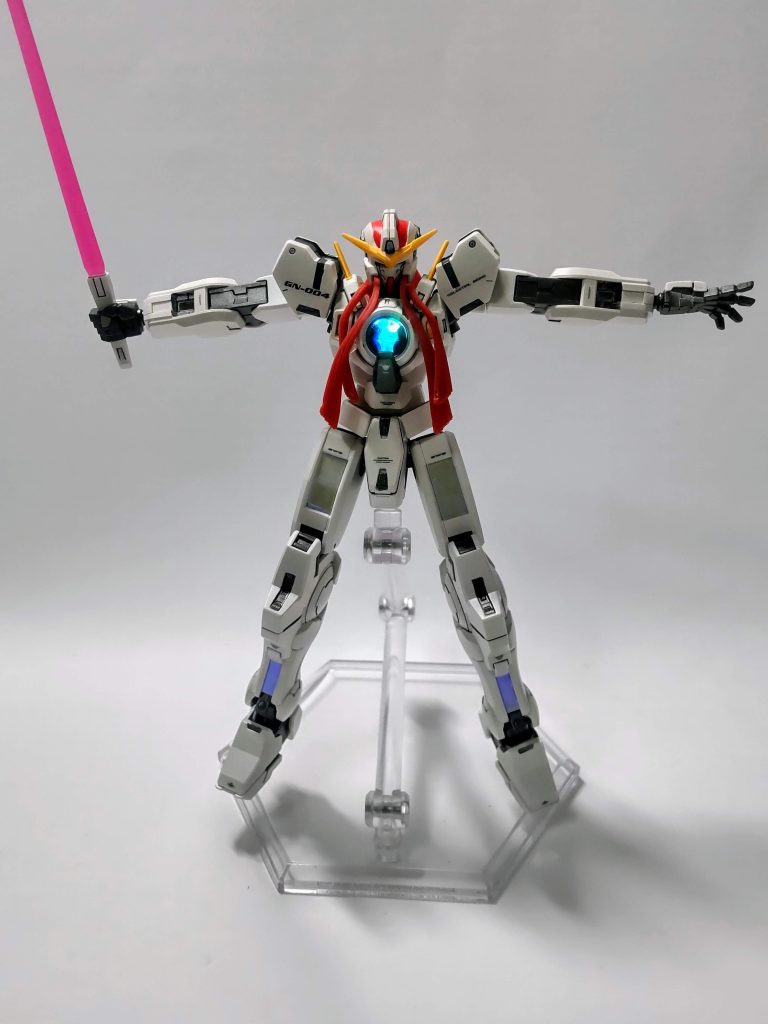 「君たちはガンダムマイスターに相応しくない。そうとも、万死に値する!」ということで、少しギミック。というか電飾です。トライアルシステムをイメージして中央のコンデンサーに電飾してみました。大好きなシーンなのでとても満足。光るのって楽しいですね。