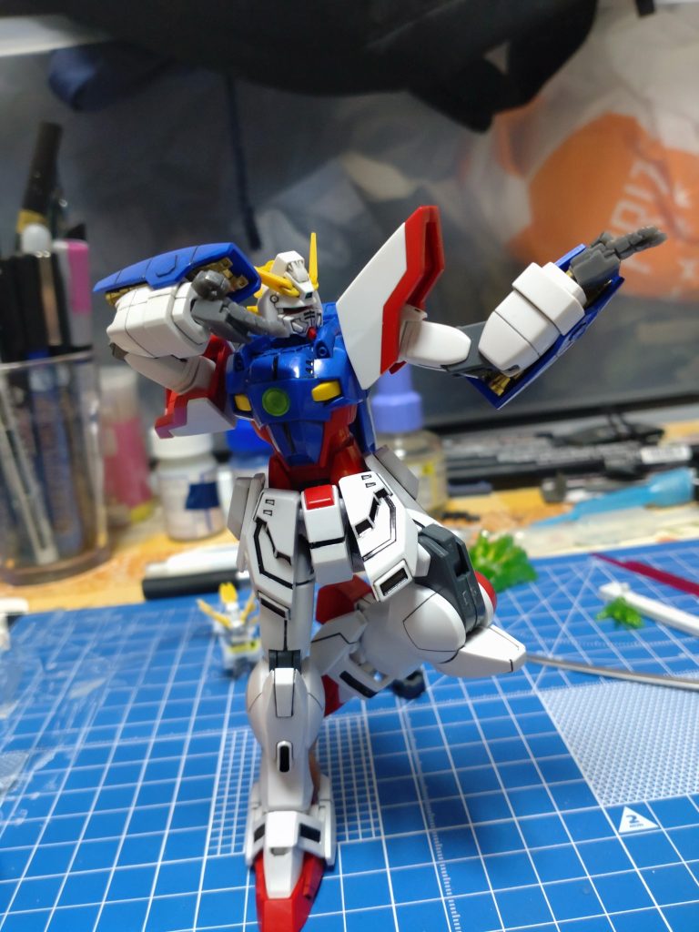 東方不敗ポーズで、手は再現出来る手刀パーツが無かったので極め手ver.20Sを使用。可動域を上げる為フロントスカート切ってフロントスカートの真ん中パーツにポリキャップ入れてフロントスカートを左右可動できるよう加工しました。