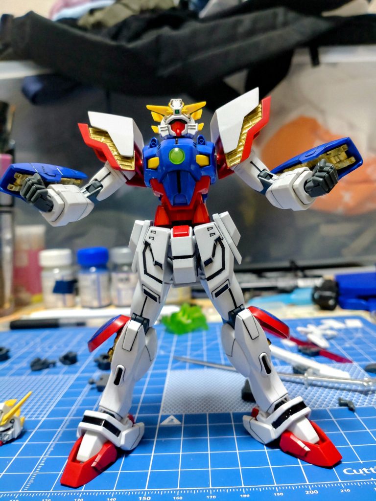 スーパーモード、プロポーション良くするためお腹のパーツを一度切り1mmプラ板を3枚使いボディーラインを延長してます。腕も左右1mmプラ板2枚使い延長