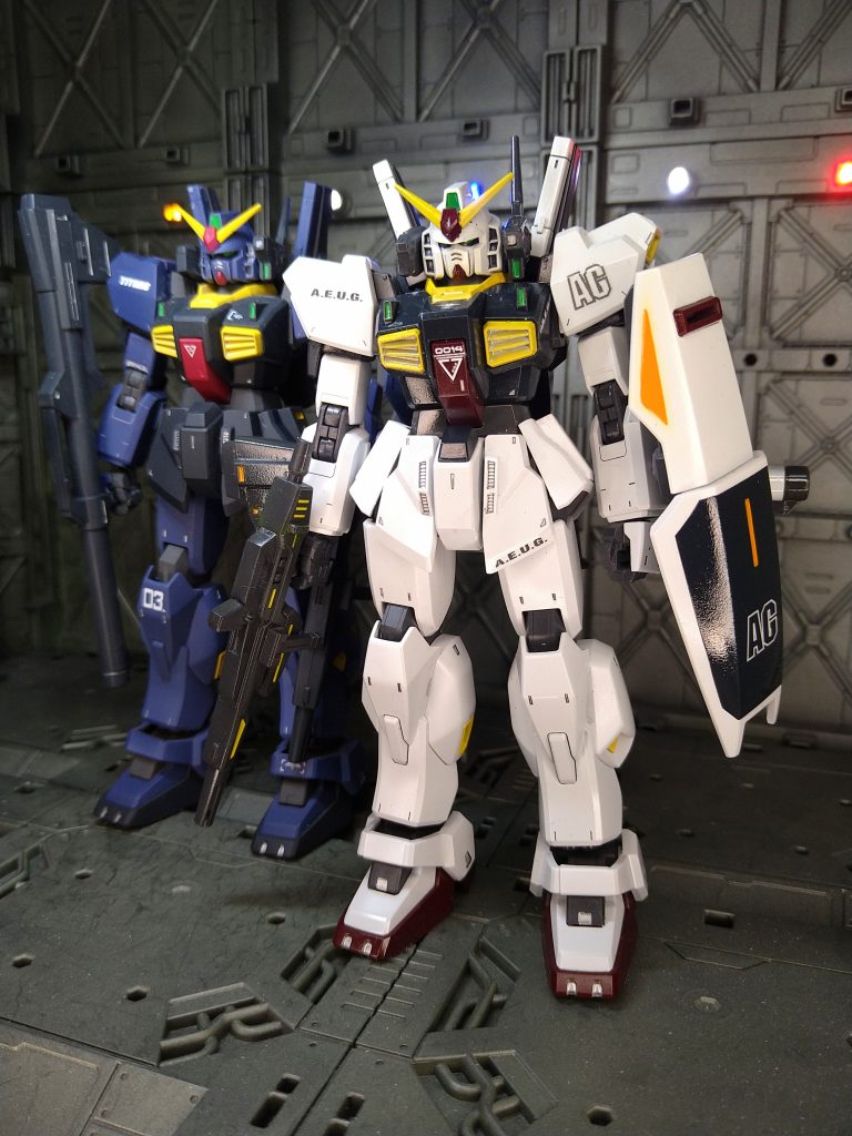 ティターンズカラーと並べて、アストナージが塗り直した直後のイメージで。