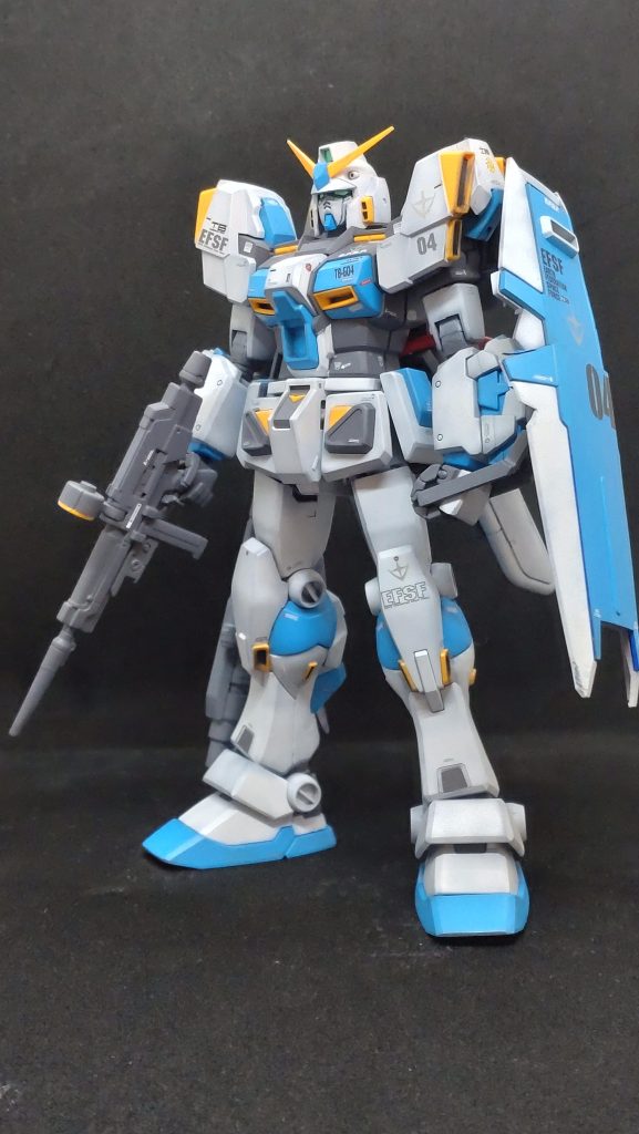 印象変えるのは切った貼った、延長短縮、溝を彫るじゃなくてもいけないか？がテーマ。基本的に週2日くらいの作業で仕上げていくので、あまり大規模な作業はしたくないのもありますけども。青の部分は元の色合いでいくか迷いましたが、こんな感じに。武装は単色で揃えました。ちなみに切り刻んだりしたのが３つほど眠ってます。それも今年中に形にしてあげたいなと改めて思ったりしてます。