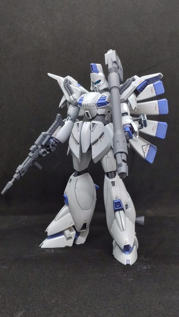 ビギナ・ギナの機体色と言えば銀色！ですけど。今回は水性塗料で調色したパールホワイトにしてみました。どちらかというとニュートラルグレー寄りかもしれません。紫の部分には青強めのライトパープルを吹きました。水性塗料を筆塗りだけでなくて、こうして使っていくのも良さそうですね。