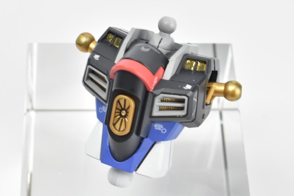 両肩付近の凹み部分にゴールドミラーフィニッシュを貼り、ダクト内部もゴールドで色分け。