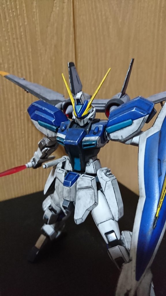 分かりづらいですがバイザー部分はシールではなく水性筆塗装で初めて塗装しました。あとは105ダガー同様に機体エッジ部分に100均のゲルボールインクブラックやシルバー使い爪楊枝で擦り付けてみました。