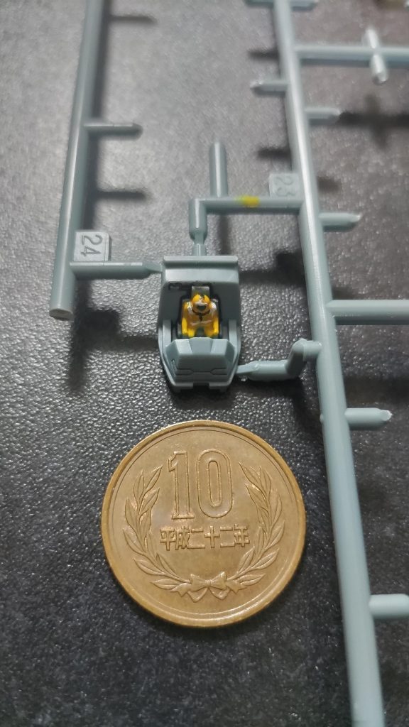 コクピットのバイザーがクリアパーツなので中のパイロットも塗り分けてみました。それぽく見えるかな😅