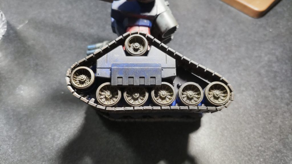 車輪はキットの色が明るめだったので、ウェザリングカラーとウェザリングマスターを使ってトーンダウンしました。キットの色がほぼ見えなくなるくらいにしています。横から見たときに、おむすびのように外側に膨らんでしまう履帯も、上部分は少し垂れ下がるように車体側に接着してみました。